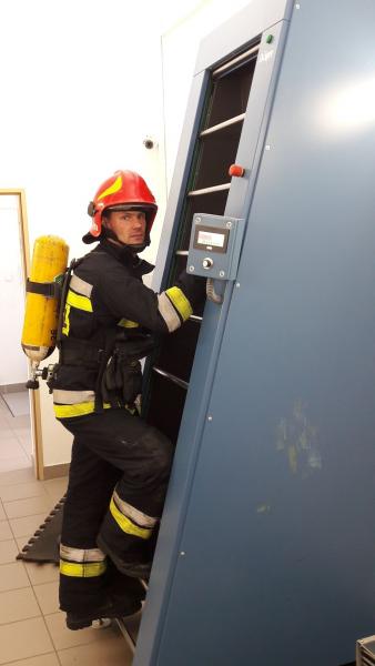 Ćwiczenia strażaków-zawodowców w komorze dymowej