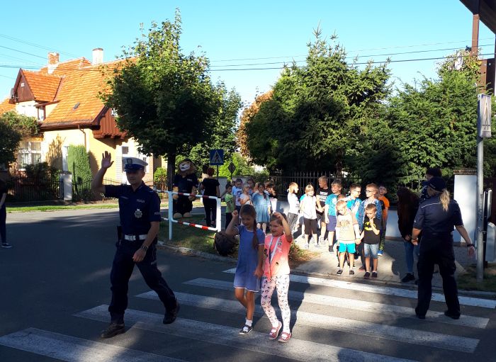 W Ziębicach policjanci wraz z uczniami prowadzili akcję „Bezpieczna droga do szkoły” 