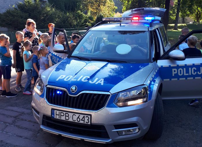 W Ziębicach policjanci wraz z uczniami prowadzili akcję „Bezpieczna droga do szkoły” 