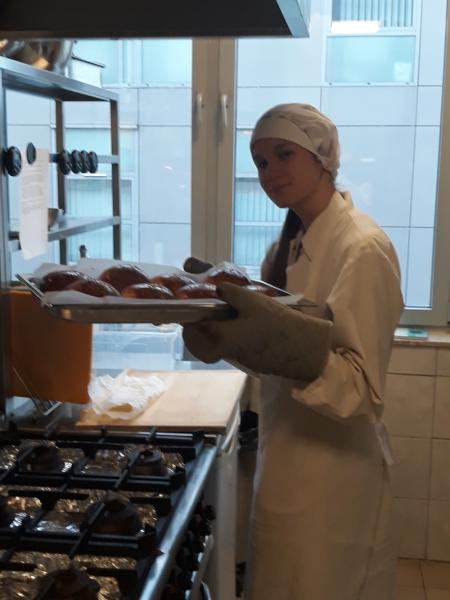Od podstaw tworzyli hamburgery. Warsztaty gastronomiczne z udziałem uczniów z „Wrocławskiej”