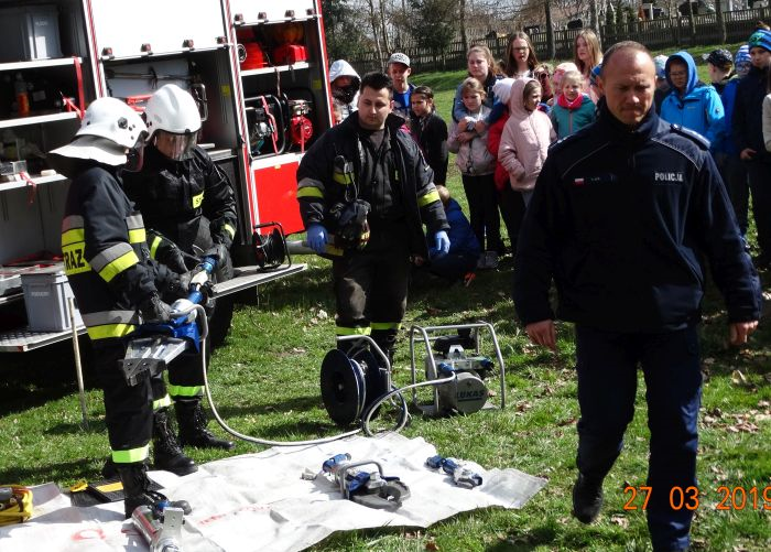 Policjanci wraz ze strażakami prowadzili szkolenie dla dzieci i seniorów w Ziębicach