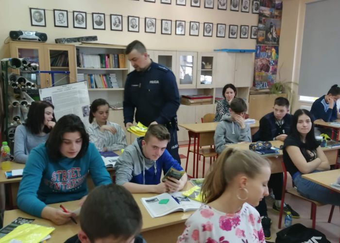Spotkanie dzielnicowego z uczniami szkoły podstawowej nr 2 w Kamieńcu Ząbkowickim 