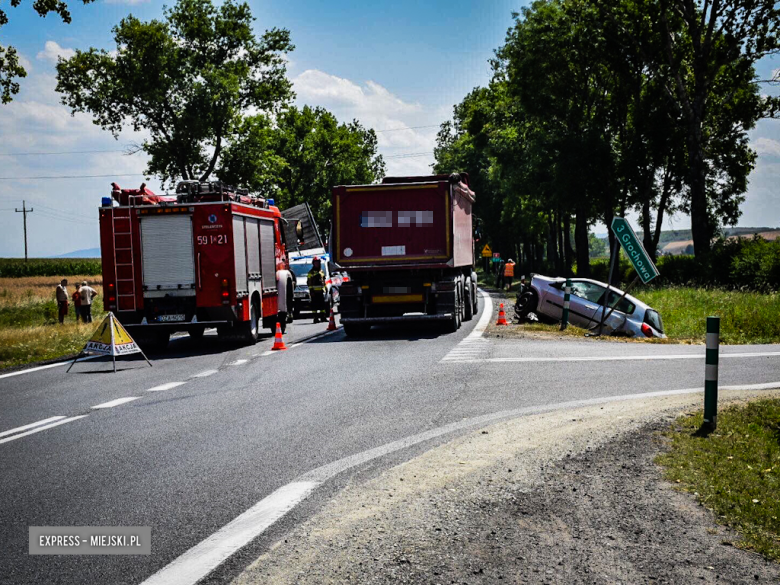 Zderzenie osobówki z ciężarówką na krajowej ósemce przy zjeździe w kierunku miejscowości Grochowa 