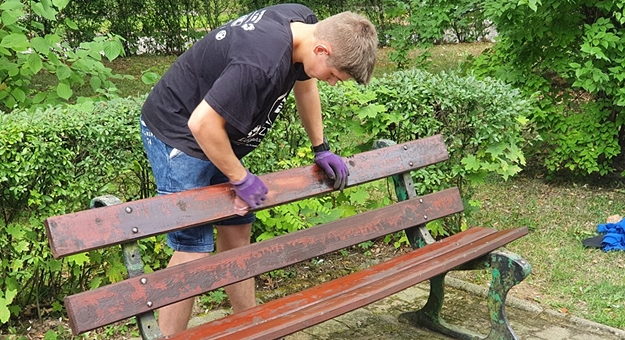 Młodzieżowa Rada Miejska w Ziębicach 12 sierpnia odnowiła ławki w Parku Miejskim