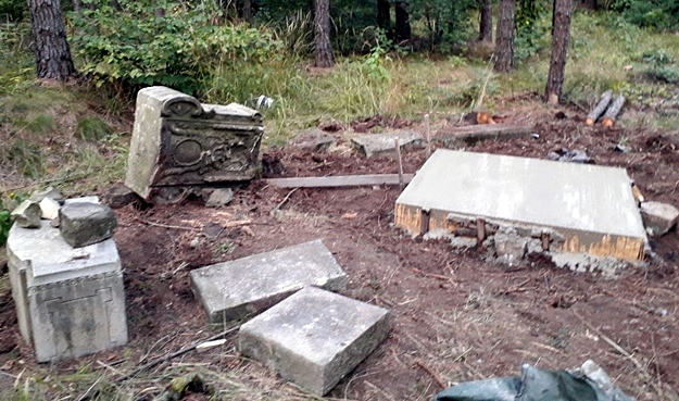 Sołectwo Grochowa odbuduje stary pomnik w lesie