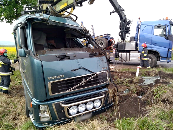 Przewrócona ciężarówka zablokowała drogę między Kamieńcem Ząbkowickim a Złotym Stokiem