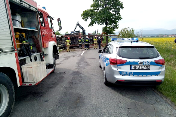 Przewrócona ciężarówka zablokowała drogę między Kamieńcem Ząbkowickim a Złotym Stokiem