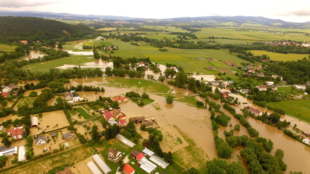 Nysa Kłodzka wylała w Krosnowicach Zalane domy i posesje foto