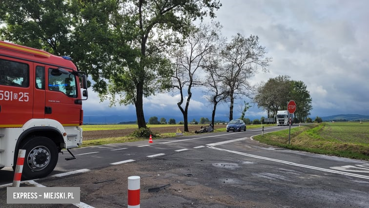 Zderzenie forda i skody na skrzyżowaniu między Tarnowem a Olbrachcicami Wielkimi