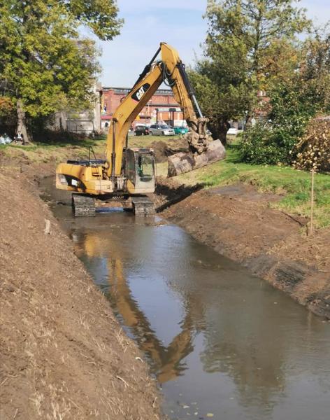 Trwa  oczyszczanie i odmulanie koryta rzeki Oława w Ziębicach