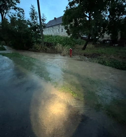 Intensywne opady deszczu spowodowały podtopienia w Ożarach (gm. Kamieniec Ząbkowicki)