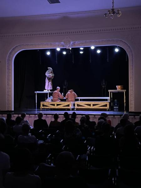 Teatralna interpretacja „Narcyza i Złotoustego” w Ziębickim Centrum Kultury