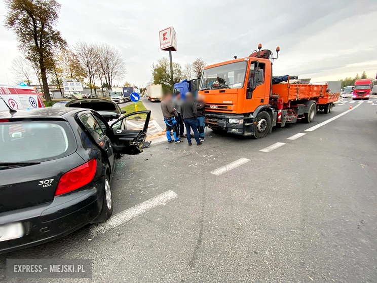 Zderzenie trzech pojazdów na skrzyżowaniu krajowej ósemki z ul. Legnicką 