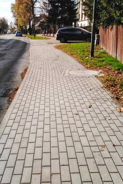 Ulica Wałowa z nowym chodnikiem