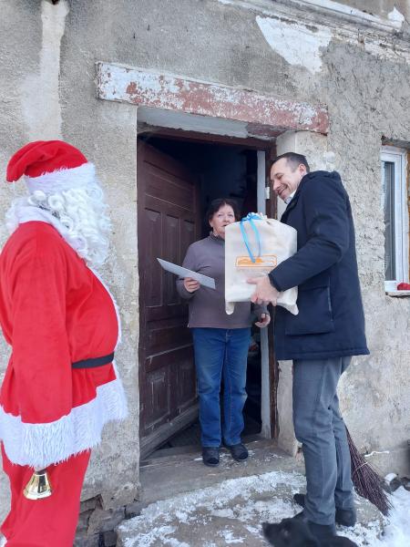 Wójt wraz ze św. Mikołajem odwiedzili najmłodszych mieszkańców gminy
