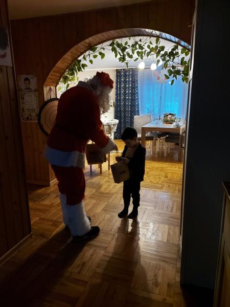 Wójt wraz ze św. Mikołajem odwiedzili najmłodszych mieszkańców gminy