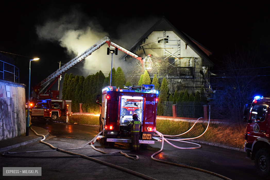 Pożar domu w Kamieńcu Ząbkowickim Z ogniem walczy kilkudziesięciu