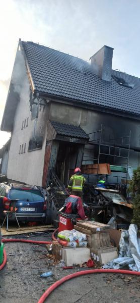 	Pożar domu w Kamieńcu Ząbkowickim. Z ogniem walczy kilkudziesięciu strażaków
