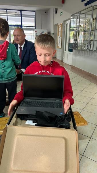 „Laptop dla ucznia”. Uczniowie z Barda otrzymali nowy sprzęt