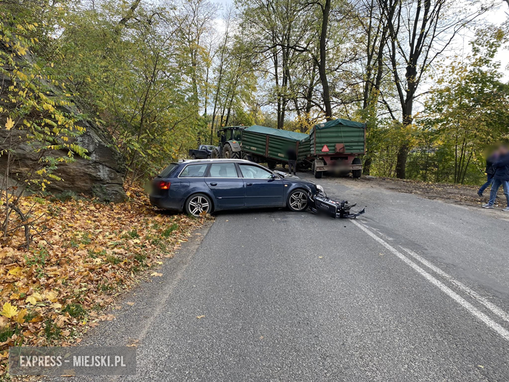 Zderzenie ciągnika rolniczego z samochodem osobowym między Kamieńcem Ząbkowickim a Byczeniem [foto]