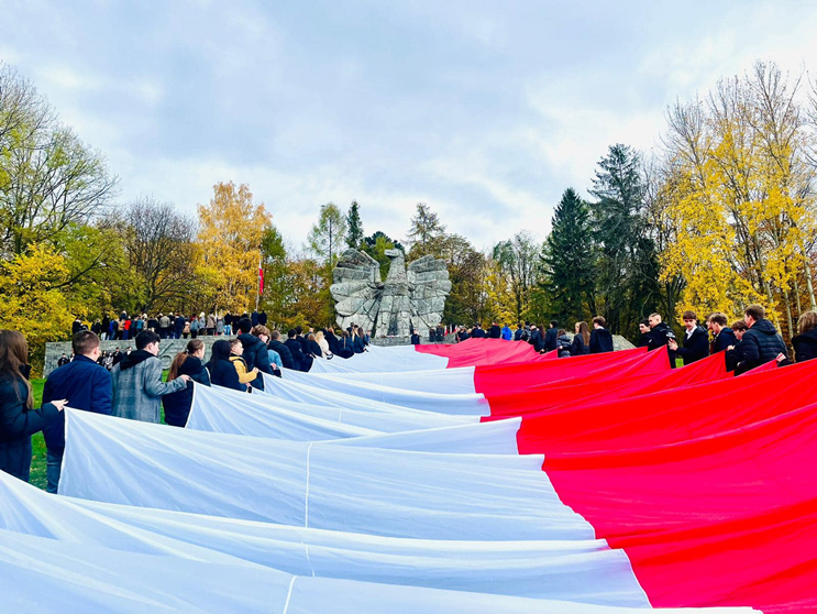 Apel Niepodległościowy pod pomnikiem Orła Piastowskiego w Ziębicach
