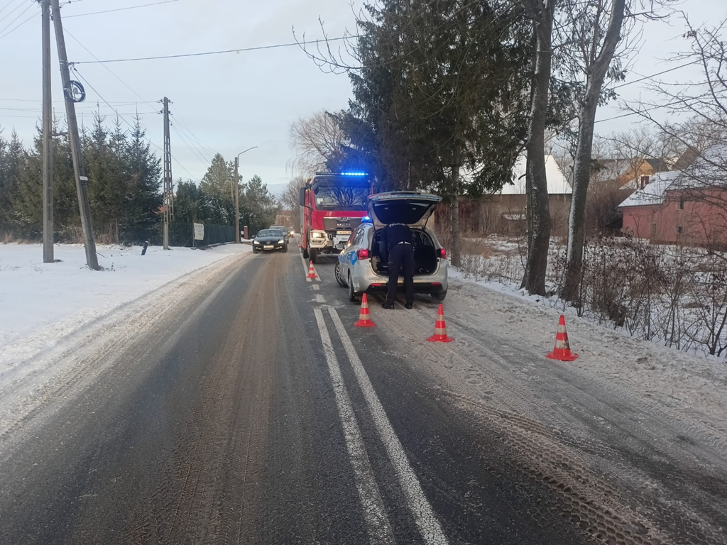 Wypadek samochodu osobowego w Niedźwiedniku galeria 1 3 Express