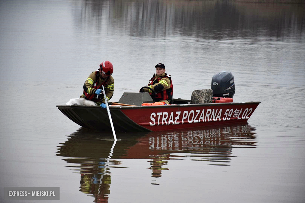 Samochód wpadł do zbiornika Topola foto galeria 1 17 Express