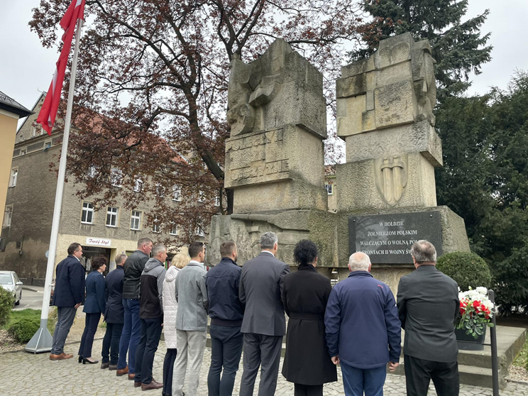 Ząbkowiccy urzędnicy uczcili pamięć ofiar zbrodni katyńskiej oraz katastrofy pod Smoleńskiem