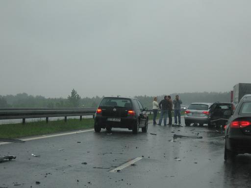 wypadek na autostradzie A4 w kierunku Katowic przed zjazdem na Krapkowice.