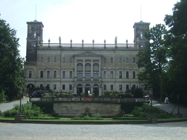 Pałac Albrechtsberg położony na wysokim brzegu Łaby