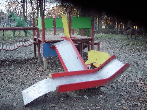 Zniszczenia na placu zabaw