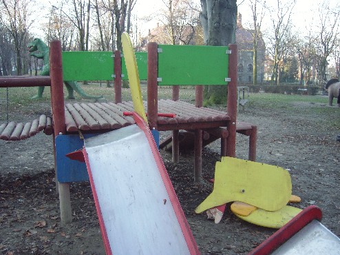 Zniszczenia na placu zabaw