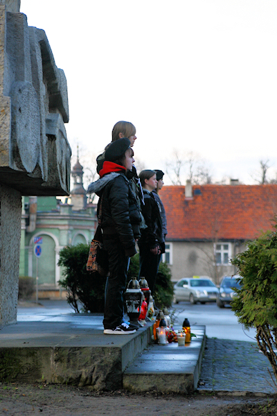 18:00 - znicze pod pomnikiem Jana Pawła II