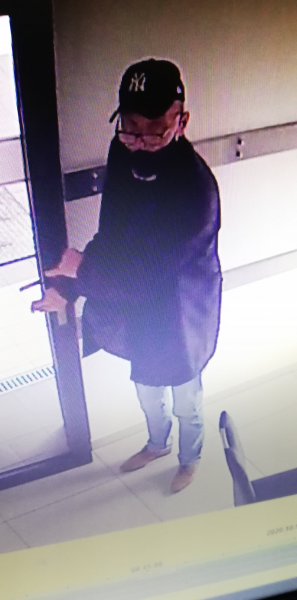 To ten mężczyzna dokonał kradzieży pieniędzy w Bosch Service Komar Gacki w Ząbkowicach Śląskich. Rozpoznajesz go? Skontaktuj się z właścicielem lub policją