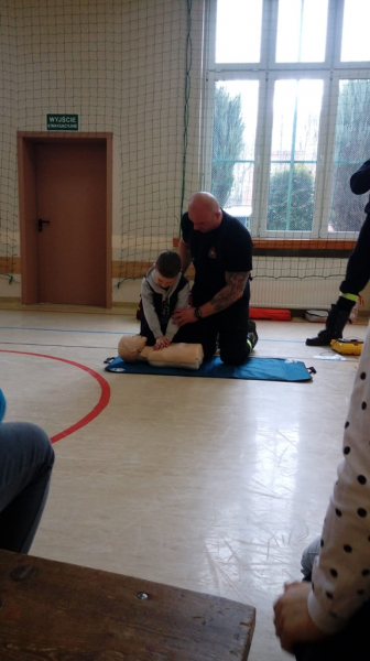 Strażacy-zawodowcy prowadzili prelekcję dla uczniów na temat udzielania pierwszej pomocy