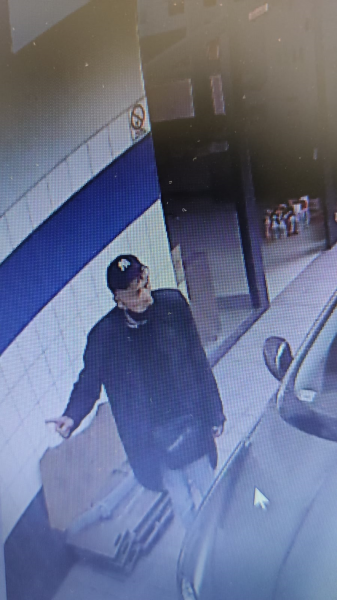 To ten mężczyzna dokonał kradzieży pieniędzy w Bosch Service Komar Gacki w Ząbkowicach Śląskich. Rozpoznajesz go? Skontaktuj się z właścicielem lub policją