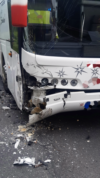 Zderzenie samochodu osobowego z autobusem na krajowej ósemce w Ząbkowicach Śląskich
