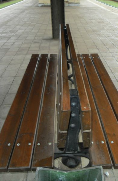 Popisane ławki na dworcu w Kamieńcu Ząbkowickim zostały niedawno zamontowane. To kolejny akt wandalizmu w powiecie ząbkowickim