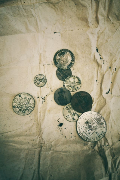 Z kapsuły czasu wyciągnięto dokumenty i monety sprzed ponad dwustu lat