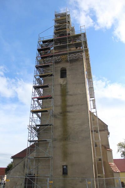 Wieża kościoła filialnego pw. św. Marcina w Starym Henrykowie w trakcie remontu. Kula u podstawy zwieńczenia kryła kapsułę czasu