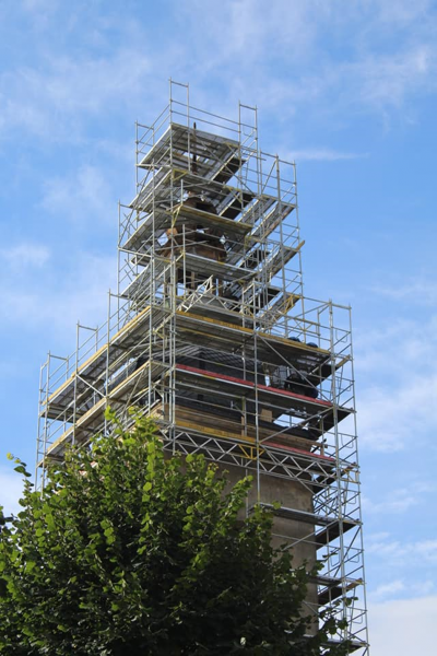 Wieża kościoła filialnego pw. św. Marcina w Starym Henrykowie w trakcie remontu. Kula u podstawy zwieńczenia kryła kapsułę czasu