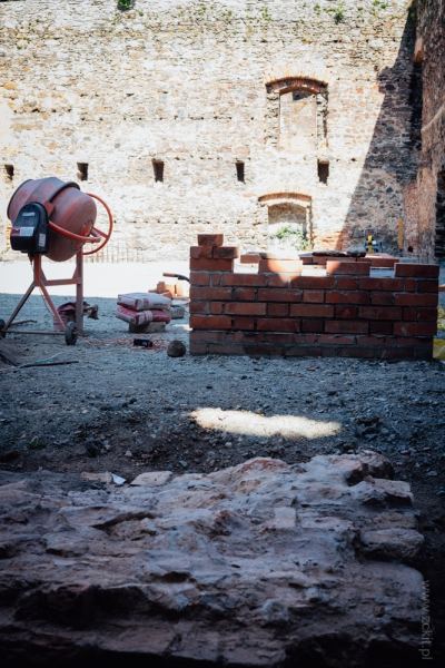 Na zamku wykonano prace rozbiórkowe , wyrównano nawierzchnię na dziedzińcu, który zostanie pokryty kamieniem, odsłonięto studnię oraz wykonano wiele prac instalatorskich