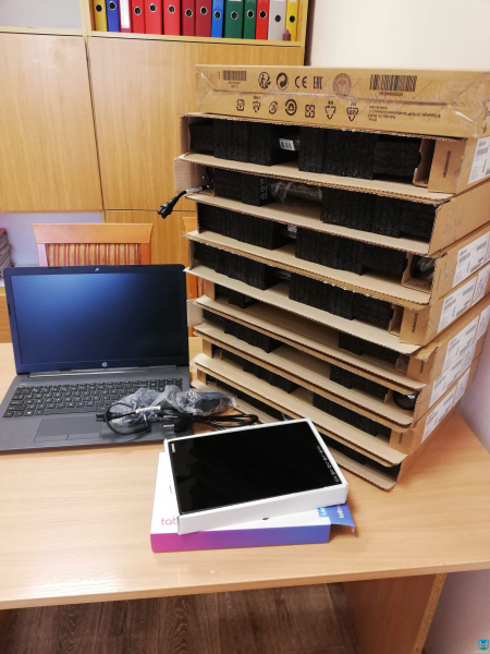 Nowe laptopy dla szkół w Zwróconej i Stolcu