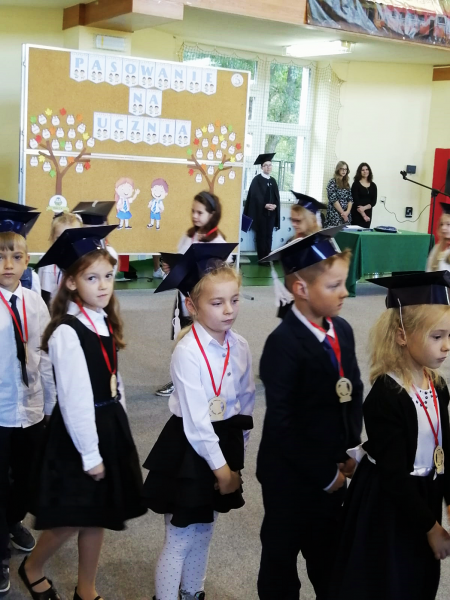 Pasowanie pierwszoklasistów w Szkole Podstawowej nr 1 w Kamieńcu Ząbkowickim 