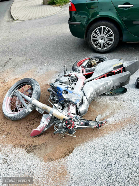 Zderzenie osobówki i motocykla na ulicy Żeromskiego w Ząbkowicach Śląskich