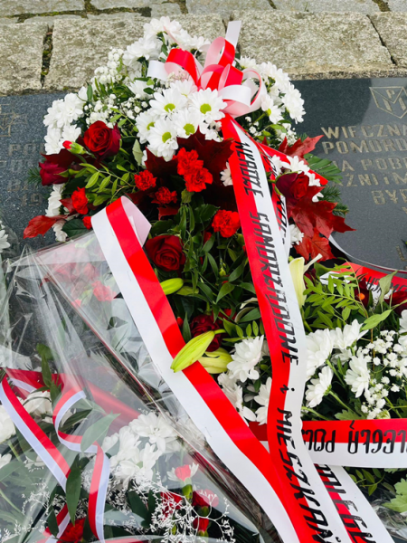 Apel Niepodległościowy pod pomnikiem Orła Piastowskiego w Ziębicach