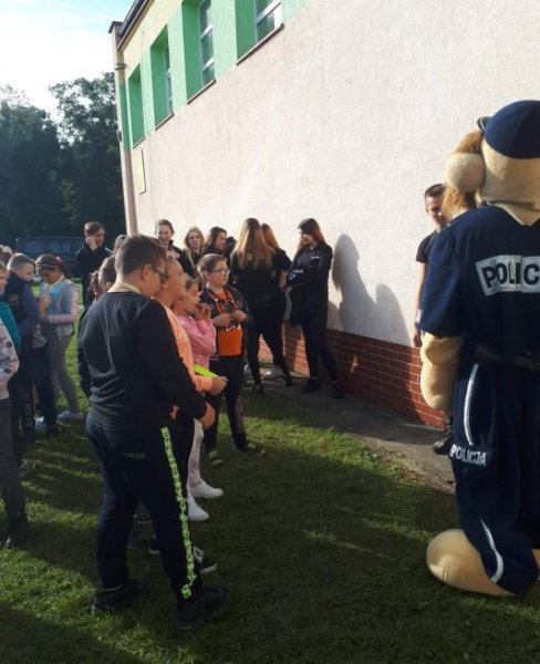 Policjanci prowadzili zajęcia w Ziębicach pt. „Bezpieczna droga do szkoły”
