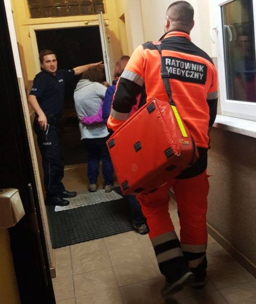 Bezpieczna 11 latka w objęciach mamy i pod opieką ratowników opuszcza budynek komendy