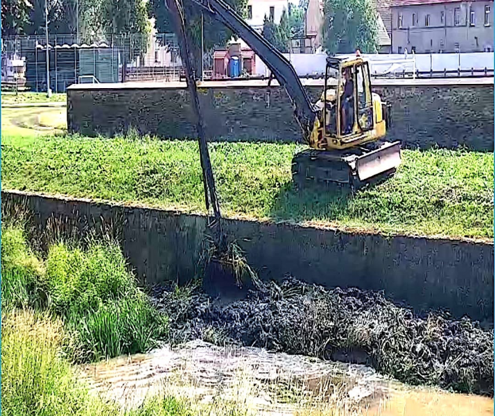 W Kamieńcu Ząbkowickim trwają prace przy czyszczeniu koryta rzeki Budzówki