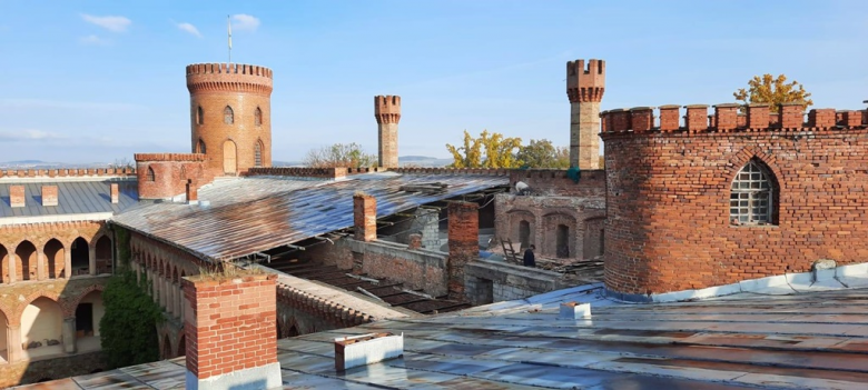 Rozpoczął się kolejny etap wykonania nowego pokrycia dachowego pałacu w Kamieńcu Ząbkowickim
